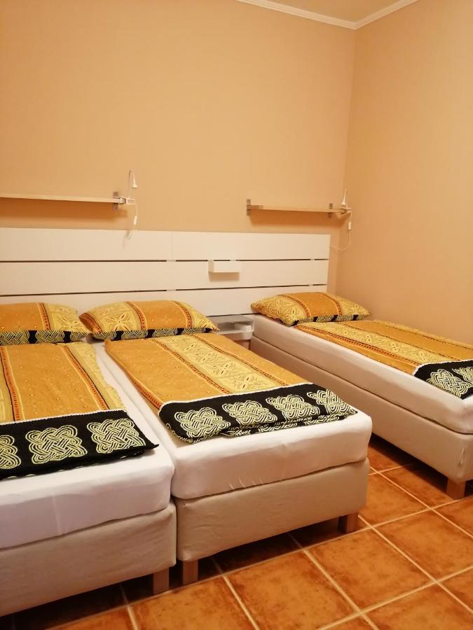 Karpatia Panzio Bed and Breakfast Esztergom Eksteriør billede