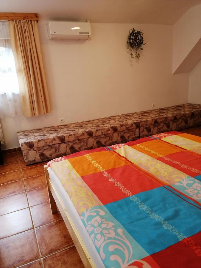 Karpatia Panzio Bed and Breakfast Esztergom Eksteriør billede